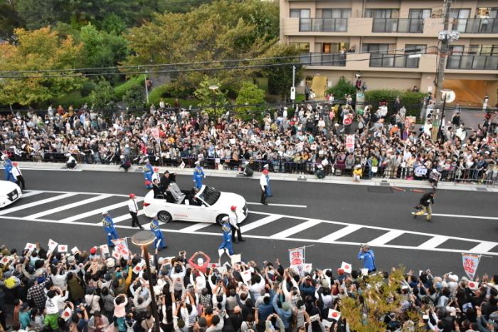 優勝祝賀パレードが開催されて、沿道にはたくさんの方々が旗を振りながら応援している様子を空から写した写真