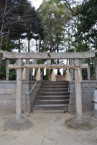 鞆呂岐神社の奥宮にあるしめ縄の飾られた寄進の鳥居の写真