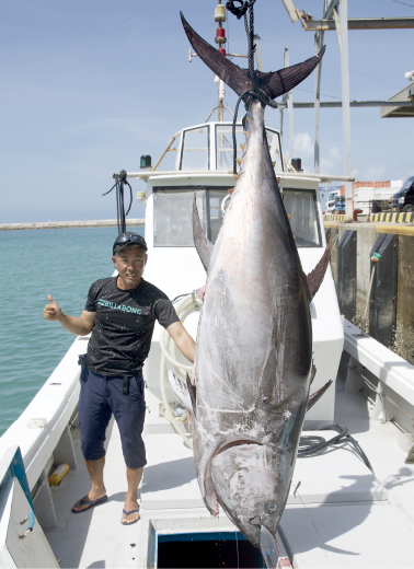 船で1時間半の沖合で 本マグロを釣り上げた井戸さん