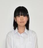 白いシャツを着た岩井渚沙さんの写真