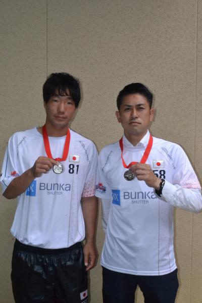 首にメダルを提げている福島さんと宮崎さんの写真