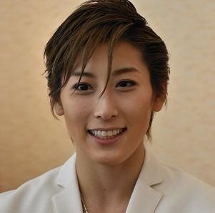 笑顔で写っている水美舞斗さんの顔写真