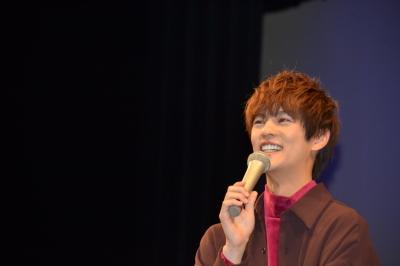 マイクを顎につけて笑顔で写っている奥野壮さんの写真