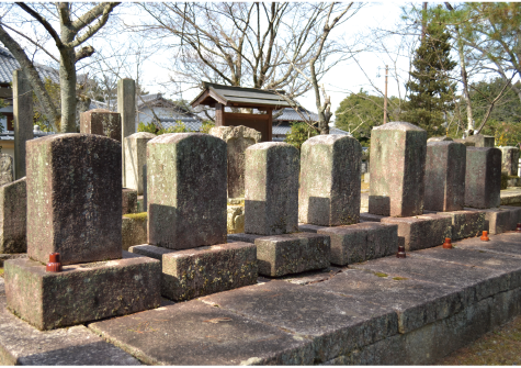 小路彦神霊碑、国松神霊碑などがある墓石の写真