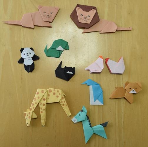 ライオンやキリンなどの動物を折り紙で作った写真