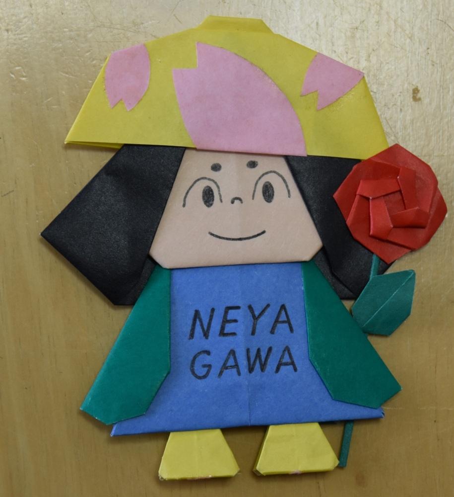 折り紙で作った寝屋川市キャラクター「はちかづきちゃん」の写真