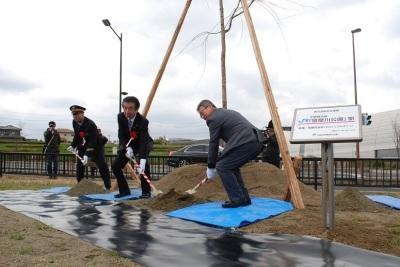 寝屋川公園で市長や関係者と一緒に篠木である桜の植樹式写真