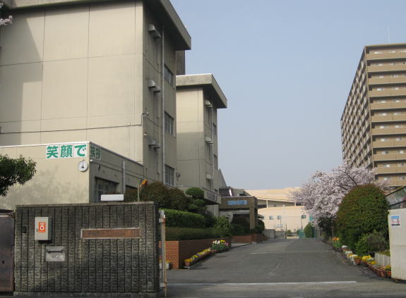 友呂岐中学校