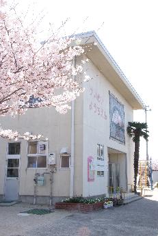 白い壁に四角い建物の啓明幼稚園の外観写真