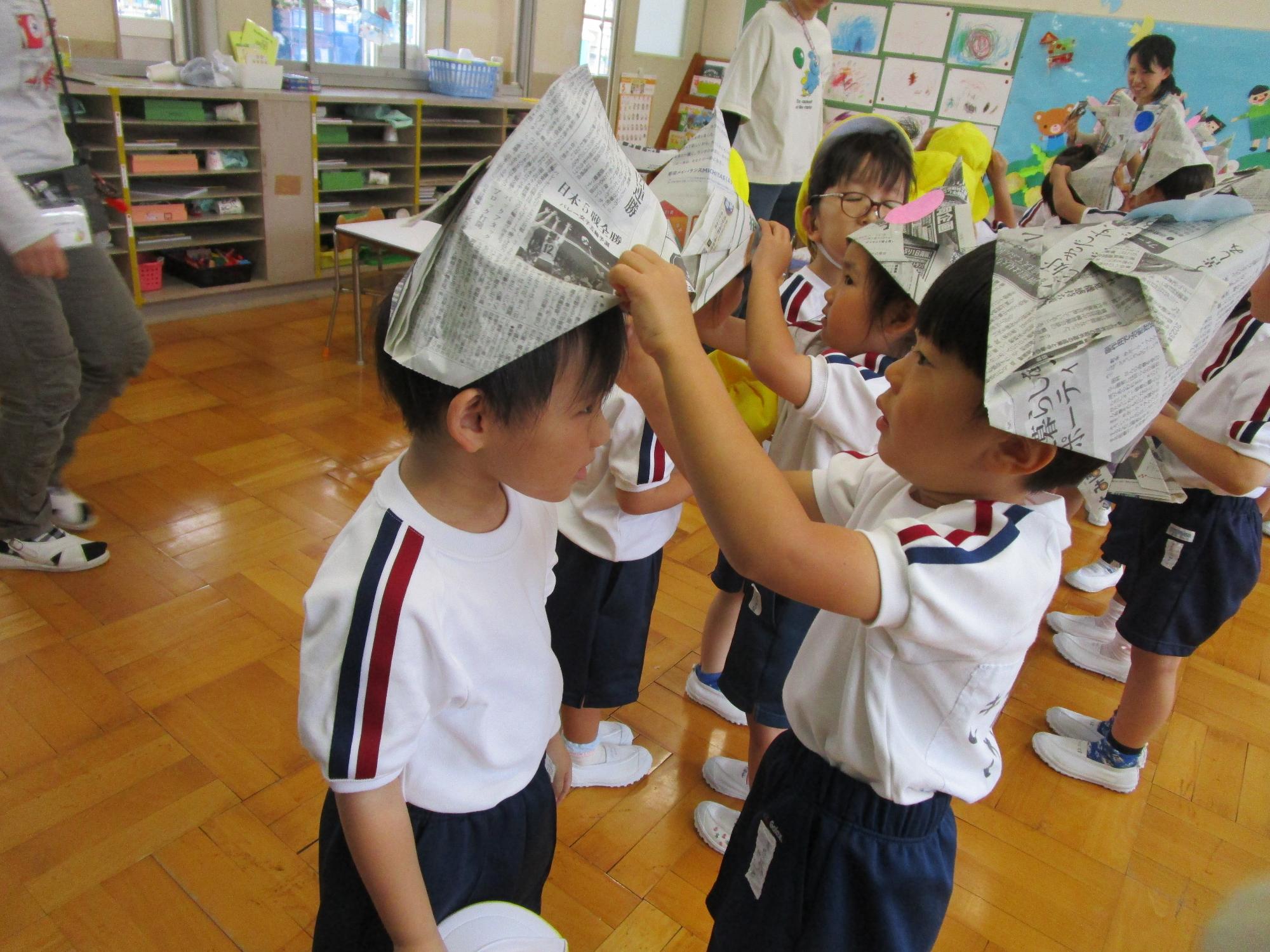 子どもの日の兜をもらっている写真