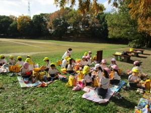 深北緑地でお弁当を食べる子供たちの写真