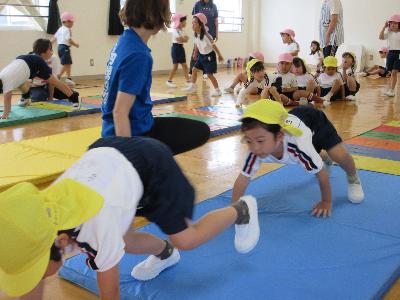 運動遊びをする子供の写真