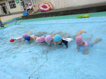 プール遊びをする子供たち