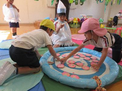お店屋さんごっこで遊ぶ子どもたちの写真