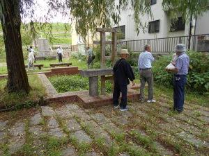 茨田碑遺跡水辺公園内を歩いて見学している参加者の写真