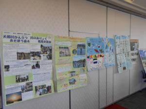 近畿水環境交流会に参加した団体による活動の資料が、壁一面に展示されている写真
