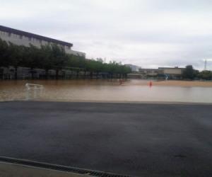 学校に設置された貯留浸透施設の雨天時の写真