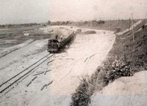 雪の中土汽車が走っている白黒写真