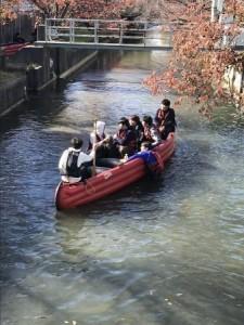 淀川を沢山の人が乗ったEボート乗船が走っている写真