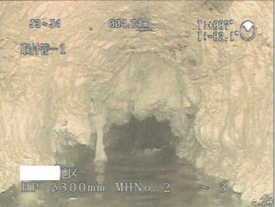 下水道管に油が付着しているマンホール内の写真