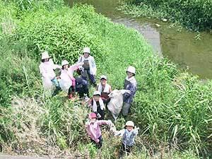 川でごみを集める子供たちを上から写した写真
