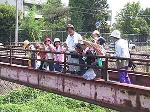 橋の上で集まる子供たちの写真