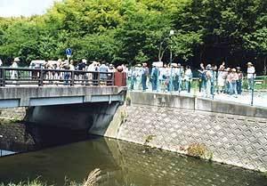 寝屋川起点(斎場付近)の橋に集まったワークショップの参加者の写真