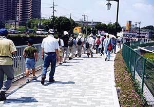 池の瀬町(三井団地付近)の遊歩道を歩いているワークショップ参加者の写真
