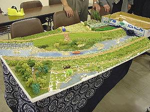 澤井先生が仲間と作った近自然型河川整備の模型の写真