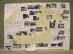 模造紙に大きな地図が書いてありたくさんの写真が貼ってある竹井君の調査結果の写真