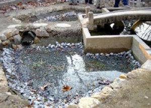 池田小学校ビオトープの隣に造られた人工池に水が溜まっている写真