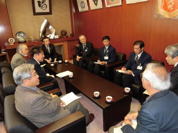 北川市長、久本副市長を交えて委員の人たちがテーブルを囲んで座談会をしている写真