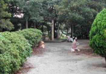 広場の周り木々がたくさん植えてある自然いっぱいの熱田公園入口の写真
