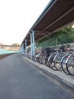 京阪萱島駅 駅前第5自転車駐車場に自転車が横一列に停まっている写真