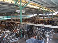 萱島駅前第2自転車駐車場(屋内駐車場)にたくさんの自転車が停まっている写真