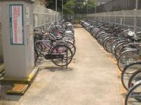 京阪萱島駅 駅前第6自転車駐車場にたくさんの自転車が停まっている写真