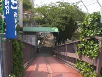 寝屋川市駅前第1自転車駐車場への下り坂になっている通路の写真