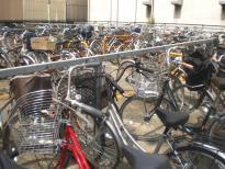 京阪寝屋川市駅 駅前第4自転車駐車場に自転車がたくさん駐輪されている写真