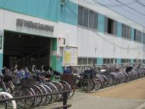 京阪寝屋川市駅 駅前第3自転車駐車場の屋外駐車場にたくさん駐輪されている写真