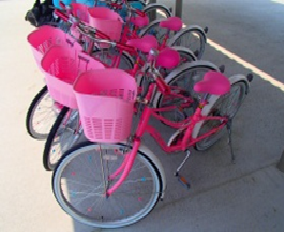 自転車のカゴ、サドルがピンク色の子供用（22インチ）の自転車
