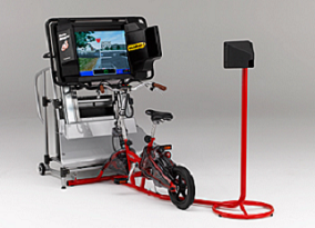 モニター画面が赤い自転車の前にあるシミュレーターの写真