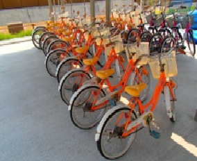 自転車のカゴ、サドルがオレンジ色の子供用（20インチ）の自転車