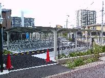 JR東寝屋川駅自転車駐車場にたくさんの自転車が停まっている写真