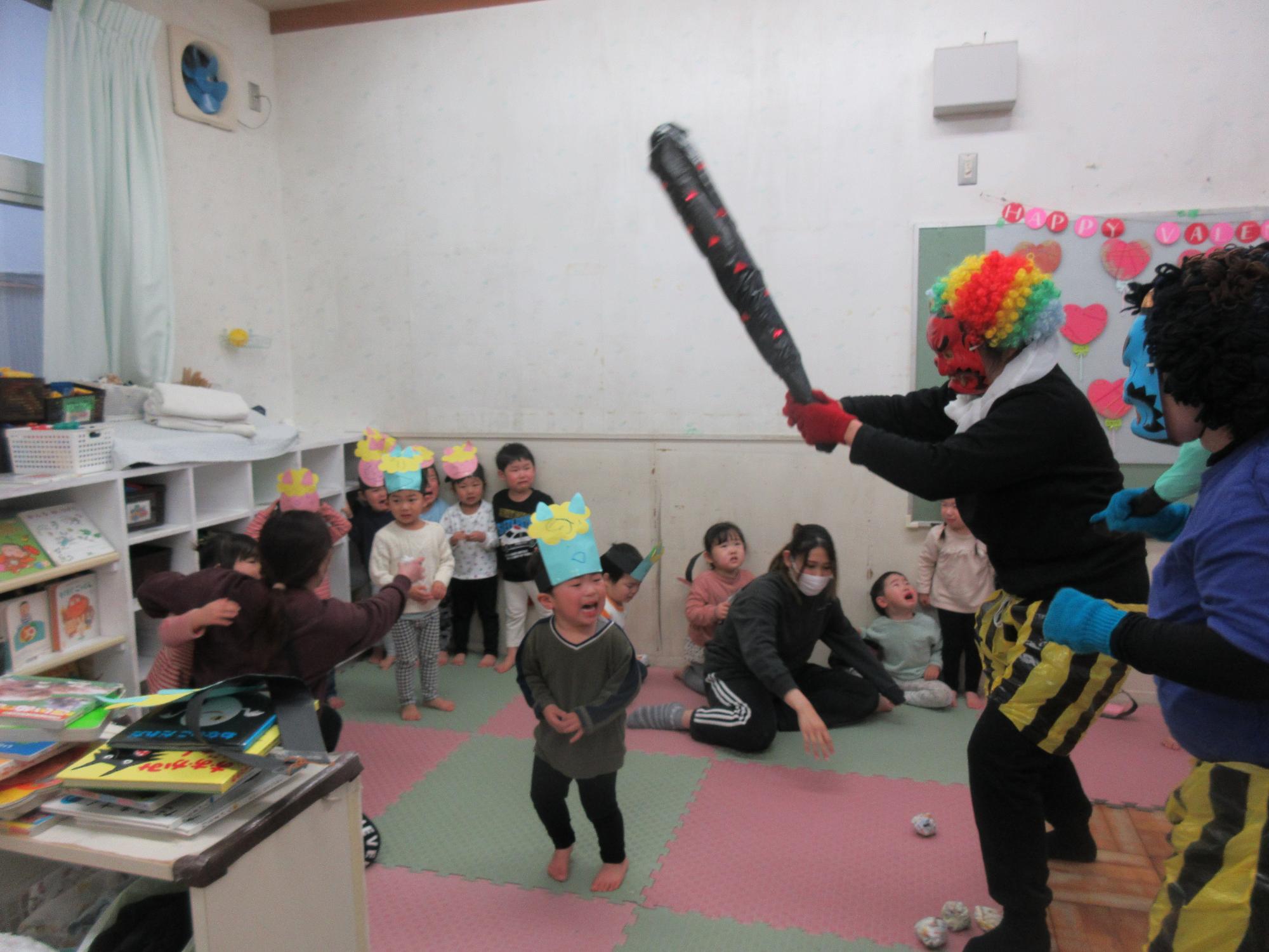 桃組（2歳児）がオニと対面している様子