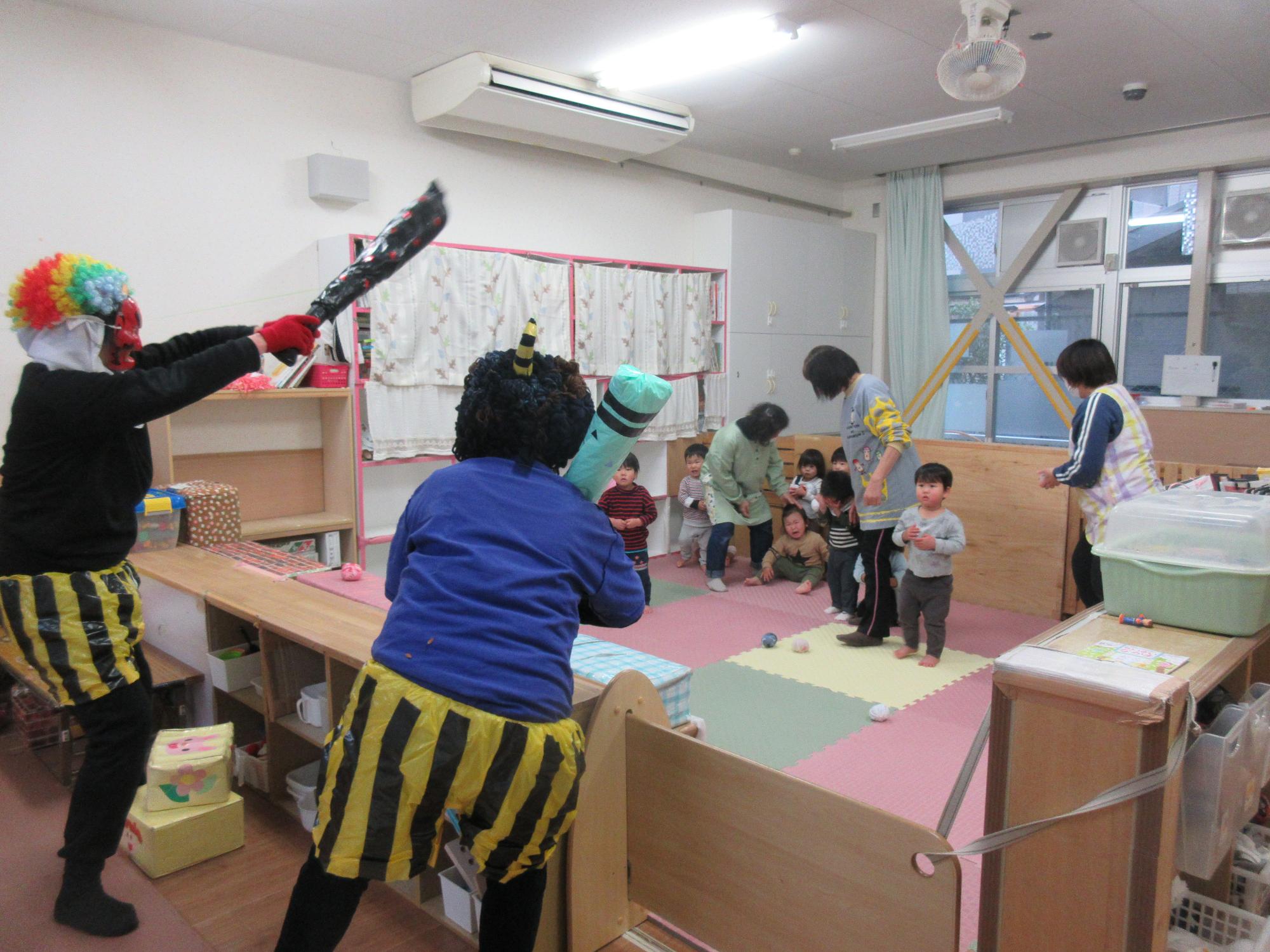 赤組（1歳児）がオニと対面している様子