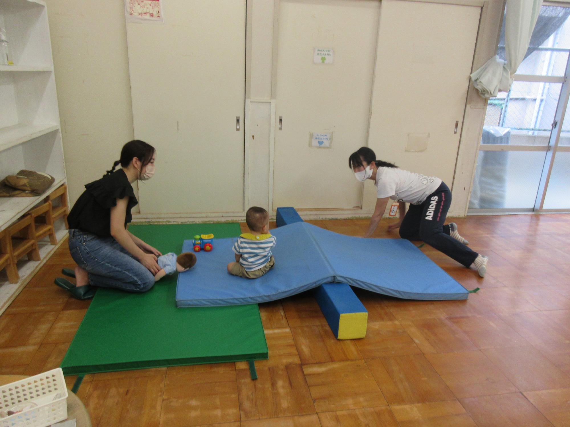 坂道をハイハイ