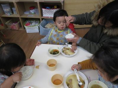 体験保育で園児に給食を食べさせている写真