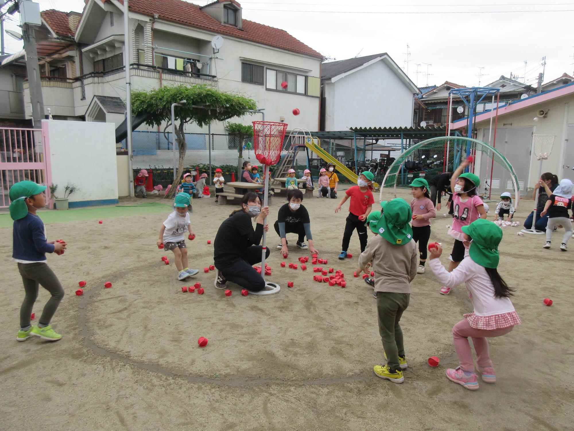 4歳児玉入れの様子