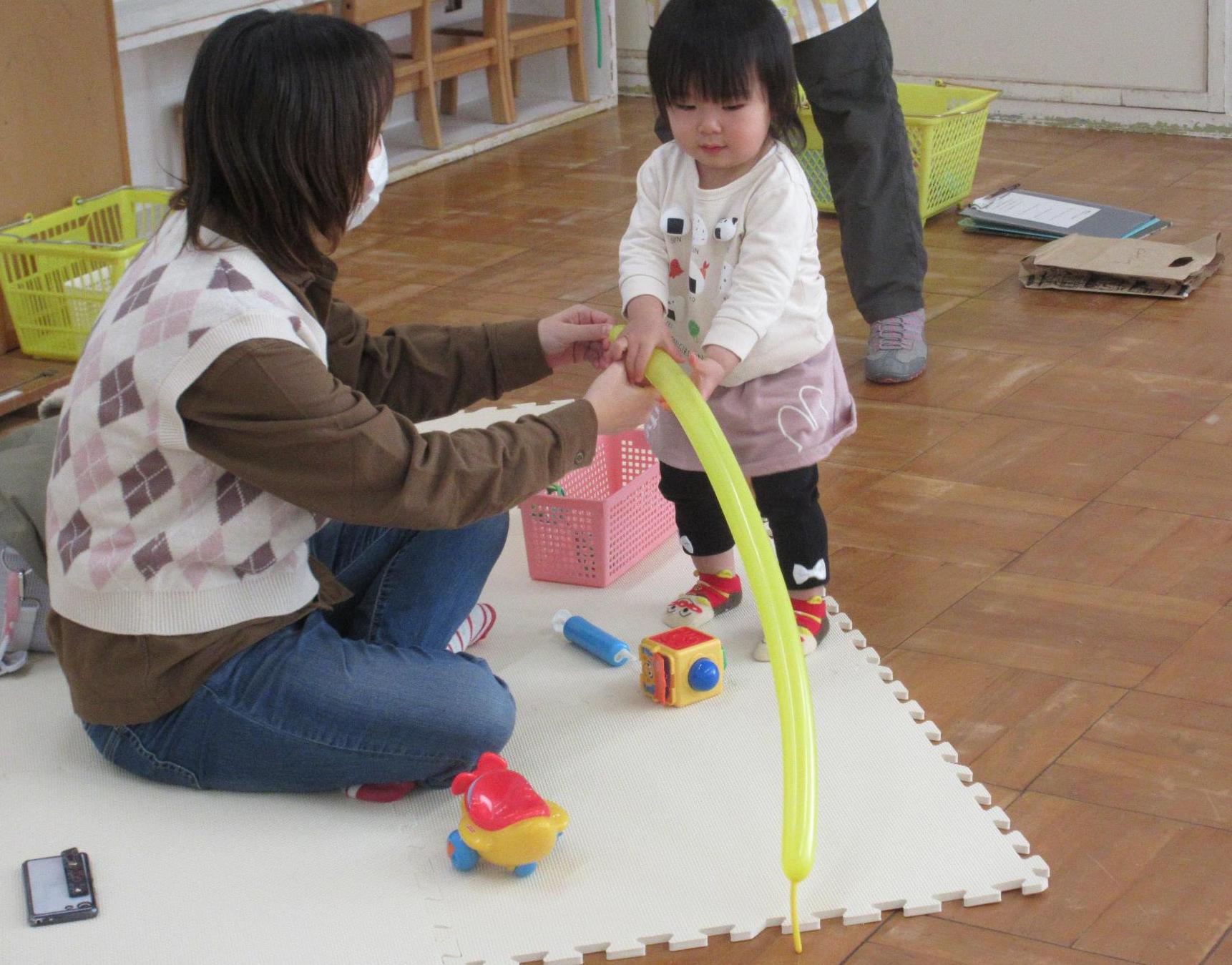 風船で遊ぶ