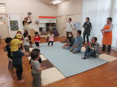 子供たちが踊っている様子をお母さんたちが笑顔で見たり、一緒に踊っている写真